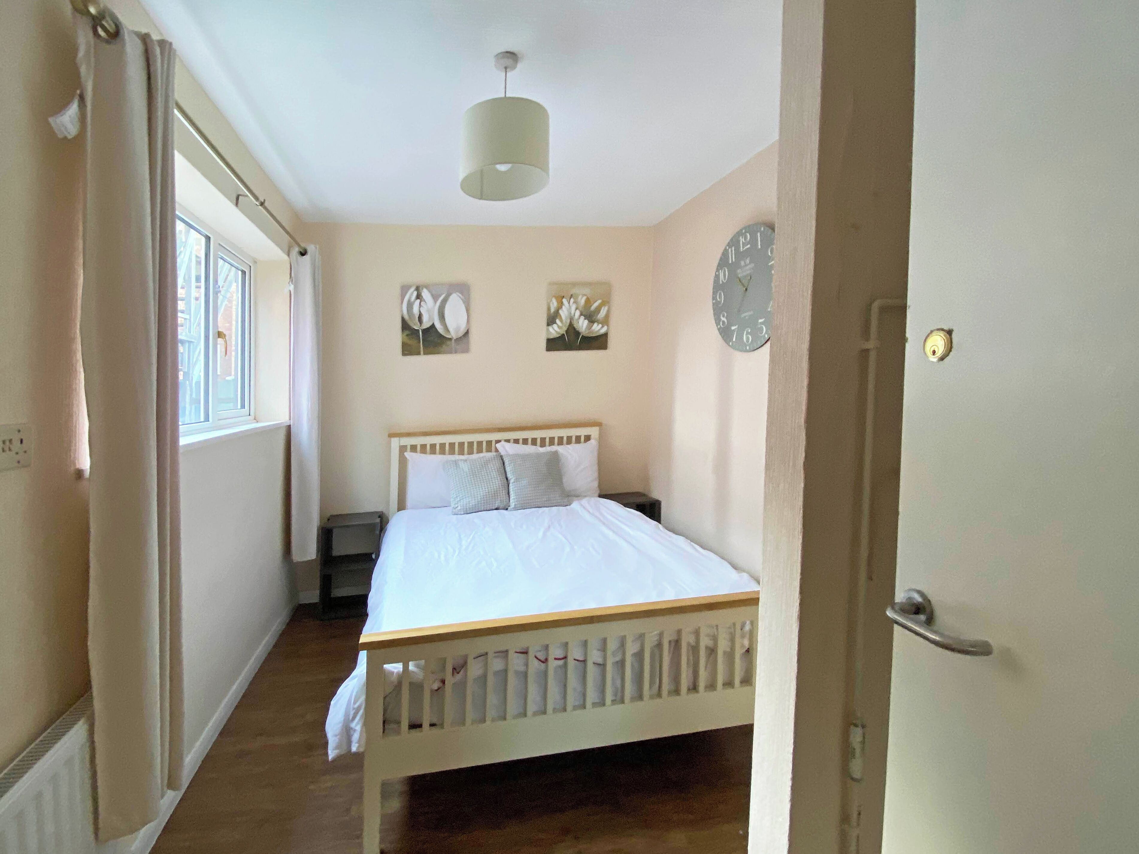 基础套房 | 2 多间卧室、笔记本电脑工作区、免费 WiFi、床单