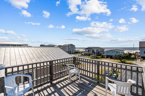 1 min walk to beach. Great Ocean Views from upper decks. 3BR 1BA 1st fl duplex.