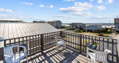 1 min walk to beach. Great Ocean Views from upper decks. 3BR 1BA 1st fl duplex.