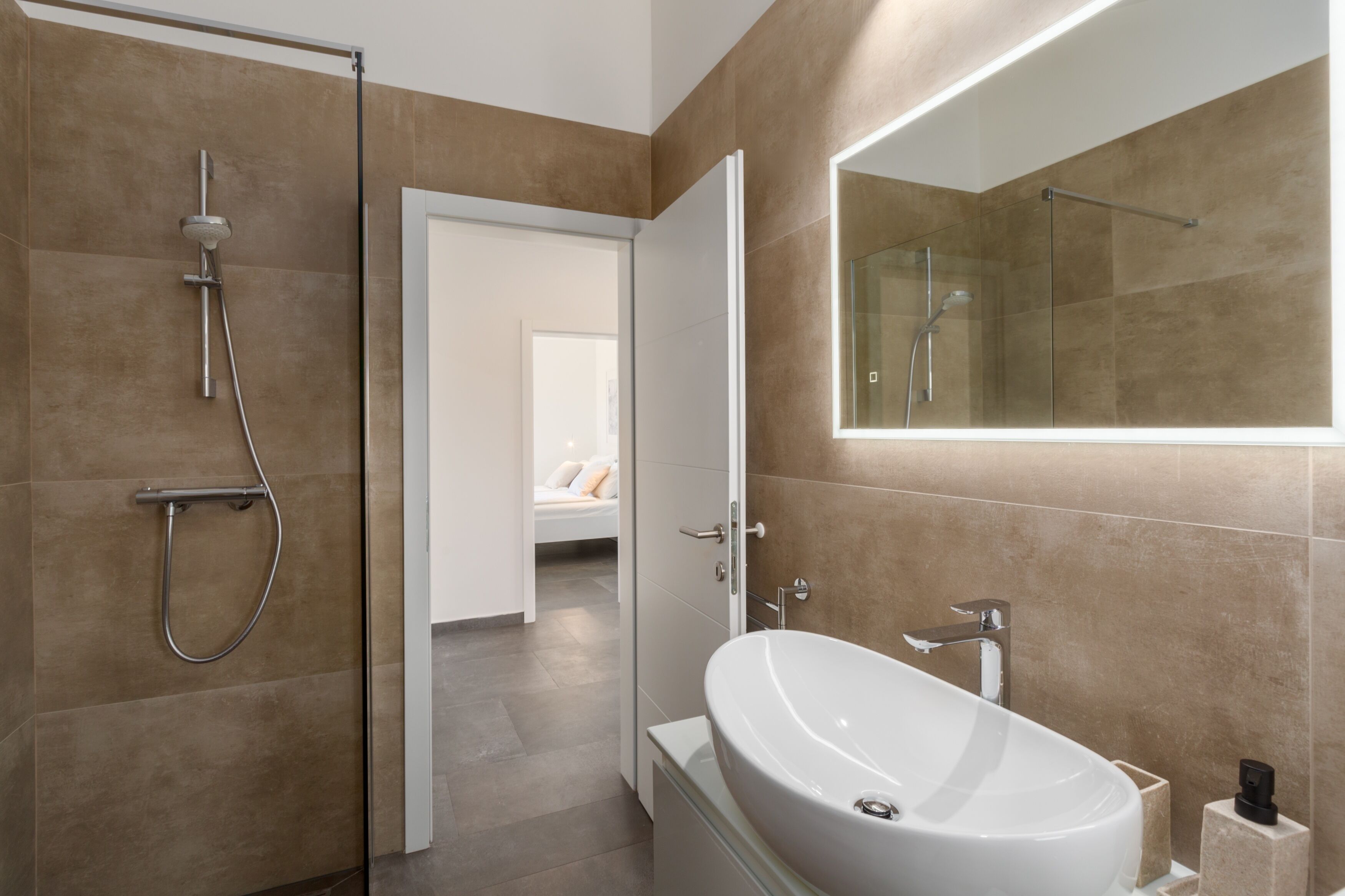 Een douche, een haardroger, handdoeken