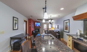 Fridge, microwave, oven, stovetop - Aurora Suite with Indoor Pool / Hot tub / Parking (Canmore)