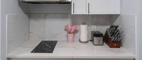 Kjøleskap, mikrobølgeovn, kaffetrakter/tekoker og brødrister