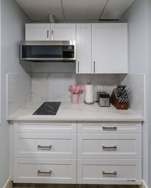 Fridge, microwave, coffee/tea maker, toaster - Aurora Studio with Pool/Hot Tub/Gym/Parking (Canmore)