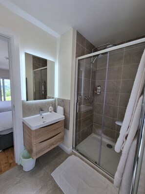 Suihku, hiustenkuivaaja, pyyhkeet, saippua