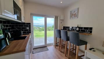 Réfrigérateur, four à micro-ondes, un four, bouilloire électrique