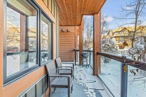 Property grounds - Solara Escape – 2BR | Pool • Hot Tub • Gym. Spa (Canmore)