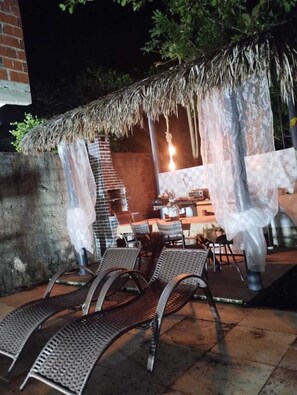 Televisión de pantalla plana, monitor de computadora, impresora