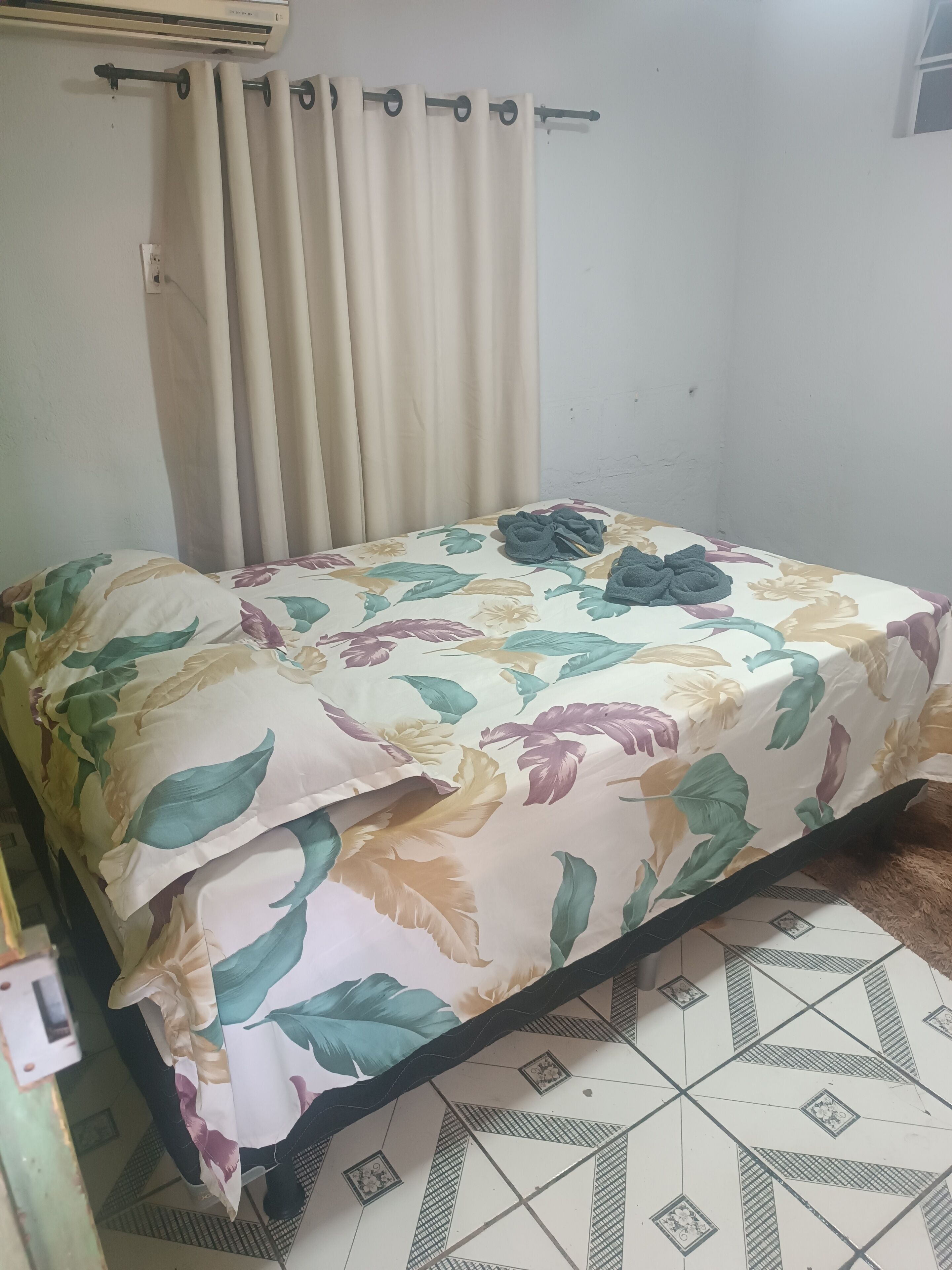 5 bedrooms, blackout drapes, iron/ironing board