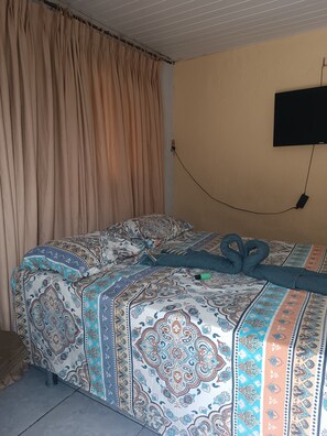 5 bedrooms, blackout drapes, iron/ironing board - pousada maria flor (Caucaia)