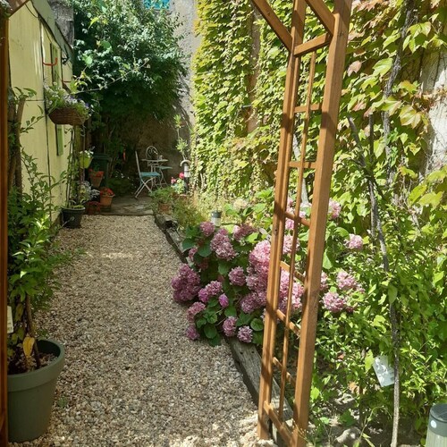 Apartment 4 a lovely 2 bed flat with garden and parking.