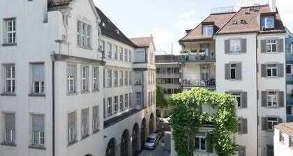 Paradeplatz / In Gassen Apartment by Airhome
