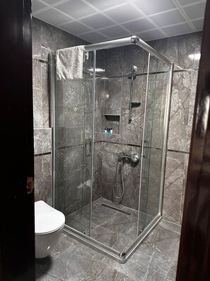 基本客房, 3 間臥室, 非吸煙房, 城市景觀 | 浴室 | 淋浴設備、毛巾