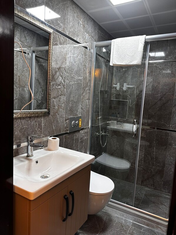 Basic Room, 3 Bedrooms, Non Smoking, City View | Bathroom - BAŞKENT HOTEL (Ankara)