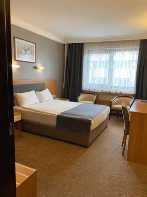 Rom – basic, 3 soverom, ikke-røyk, byutsikt | Skrivebord for bærbar PC, wi-fi (inkludert) og sengetøy