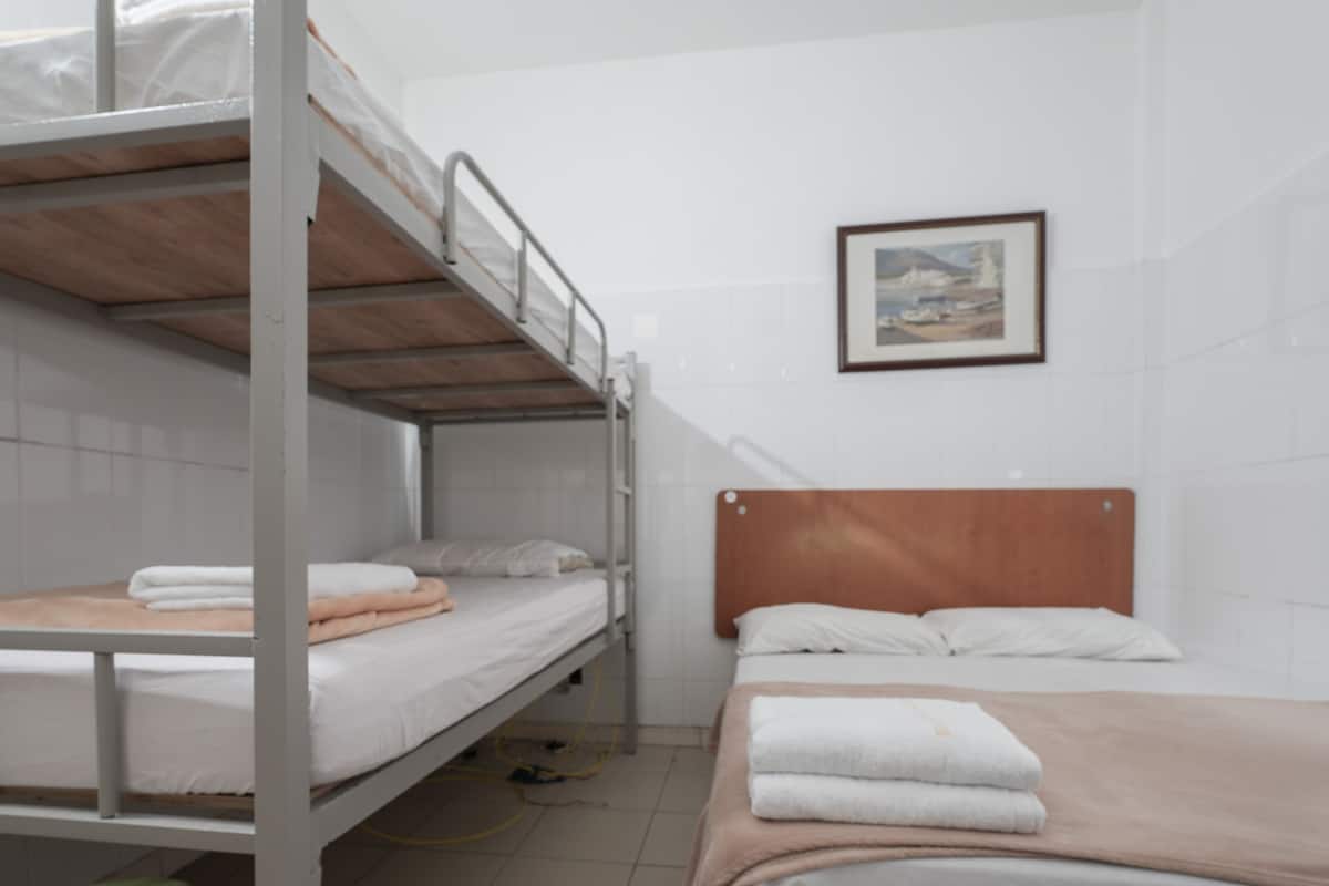 Quadrupla familiare | Una scrivania, Wi-Fi gratuito, lenzuola