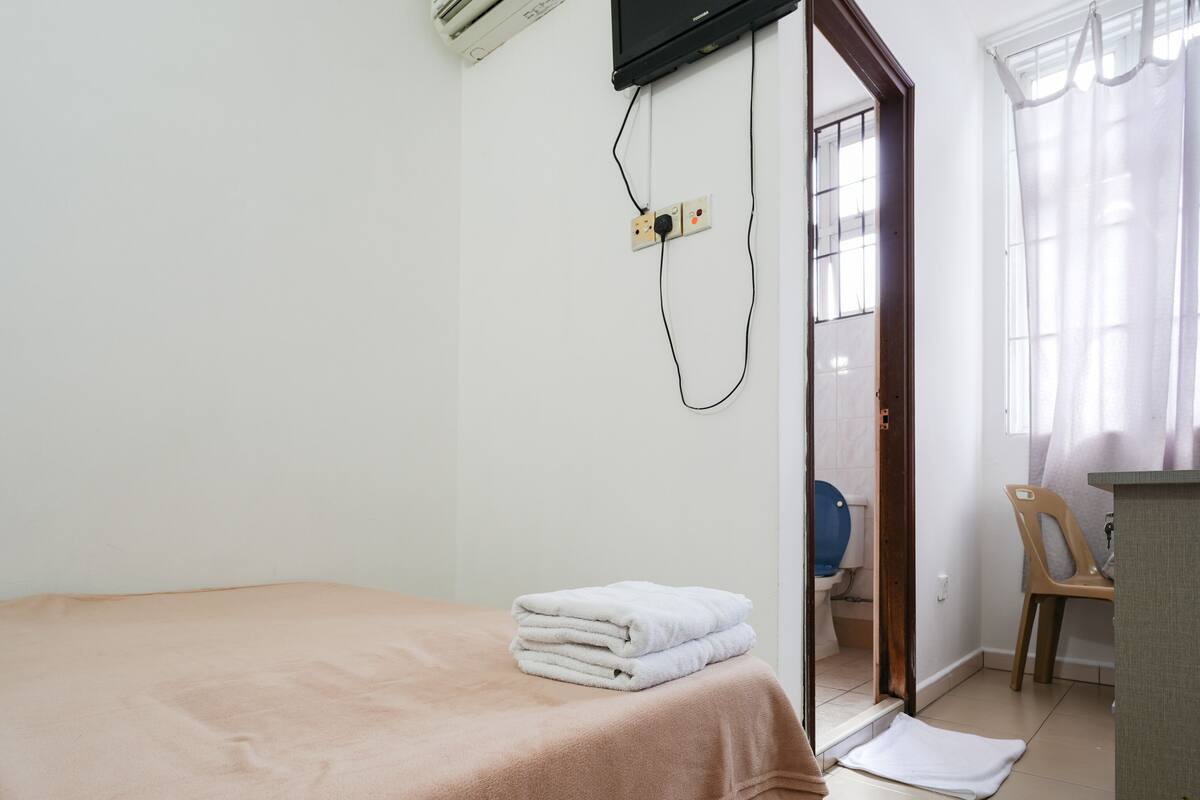 Economy Tek Büyük Yataklı Oda | Masa, ücretsiz kablosuz İnternet, çarşaf takımı