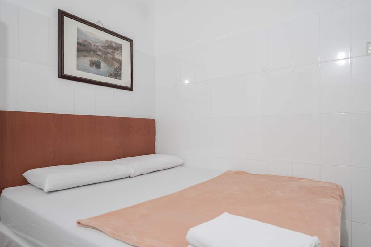 Superior Tek Büyük Yataklı Oda | Masa, ücretsiz kablosuz İnternet, çarşaf takımı