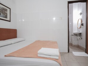 Desk, free WiFi, bed sheets - Amrise Hotel 12 (Singapore)
