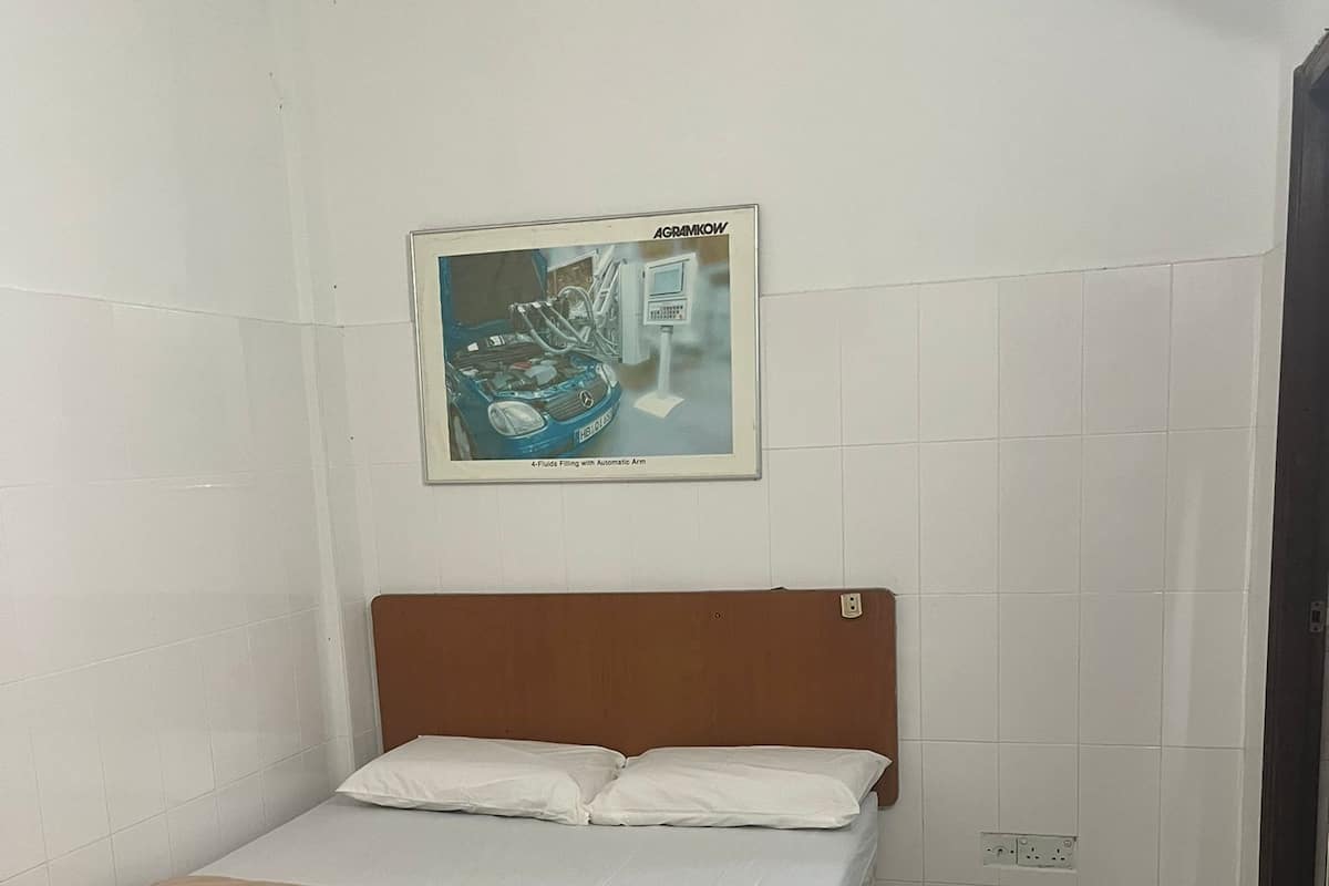 Standard Tek Büyük Yataklı Oda | Masa, ücretsiz kablosuz İnternet, çarşaf takımı