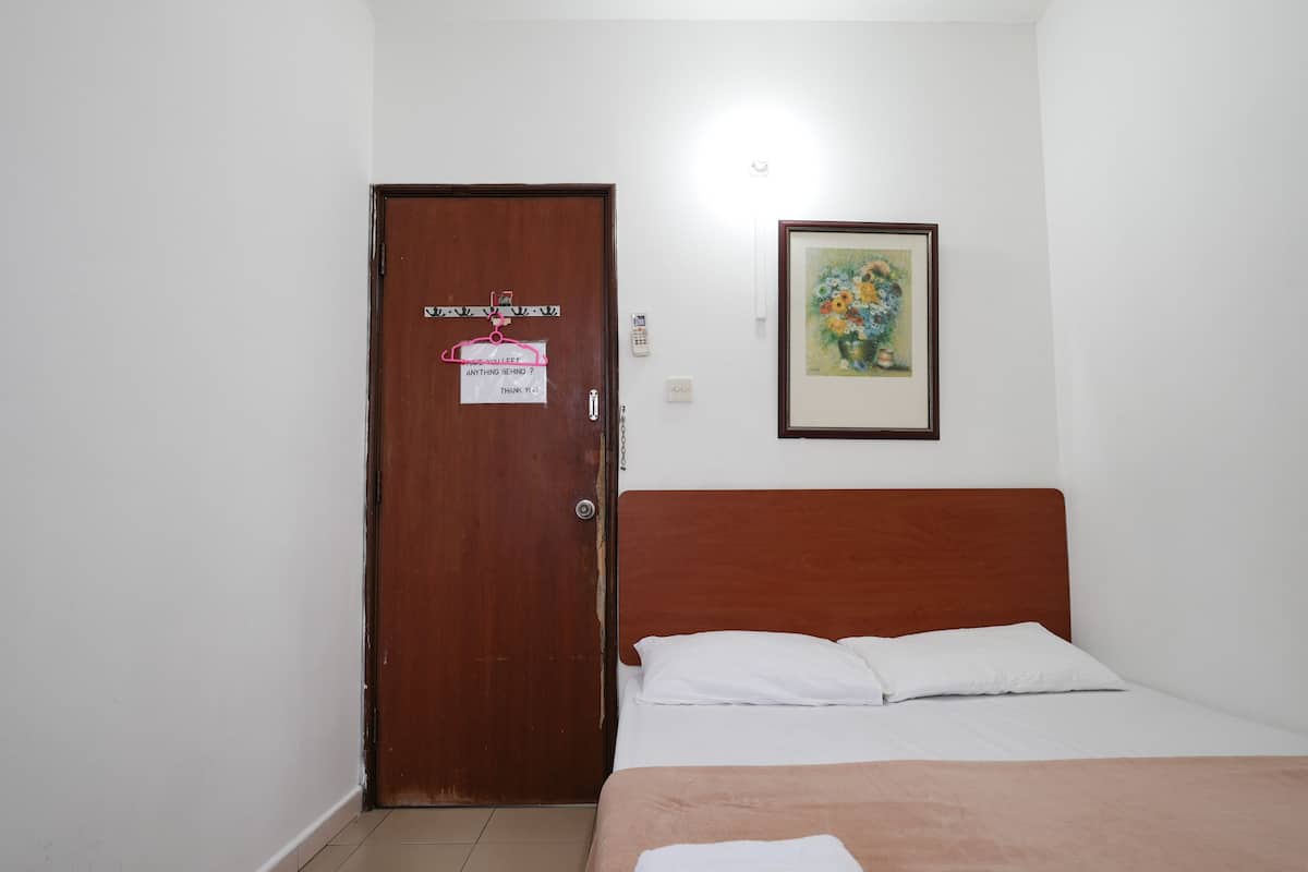 Economy Tek Büyük Yataklı Oda | Masa, ücretsiz kablosuz İnternet, çarşaf takımı