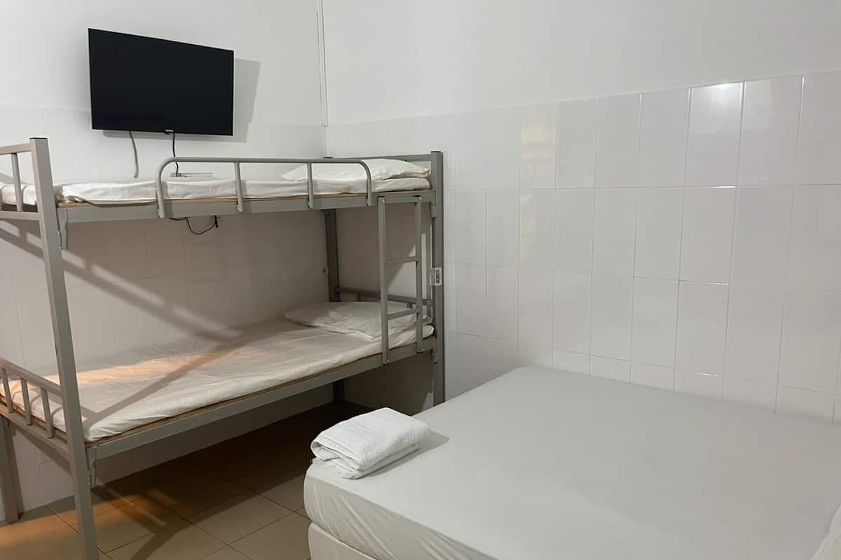 Family Dört Kişilik Oda | Masa, ücretsiz kablosuz İnternet, çarşaf takımı