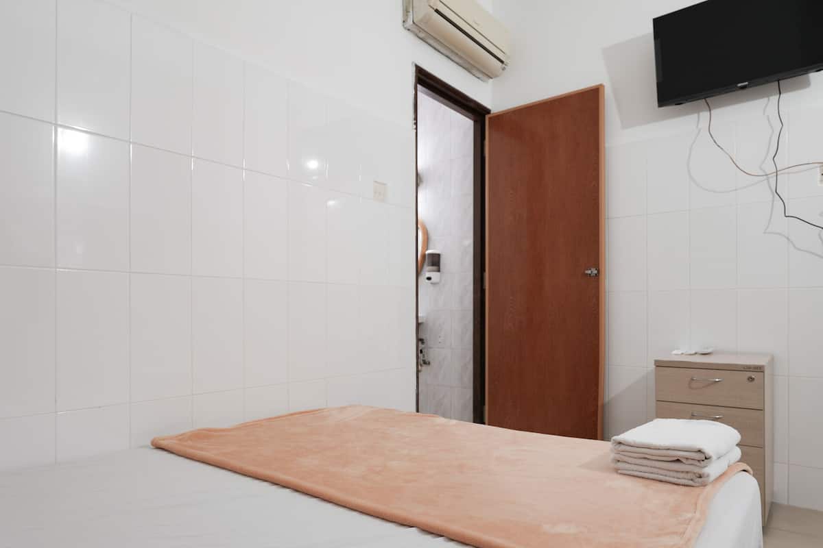 Superior Tek Büyük Yataklı Oda | Masa, ücretsiz kablosuz İnternet, çarşaf takımı