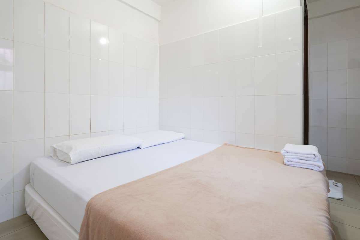 Deluxe Tek Büyük Yataklı Oda | Masa, ücretsiz kablosuz İnternet, çarşaf takımı