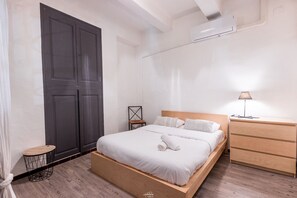 2 bedrooms, iron/ironing board, travel cot, WiFi