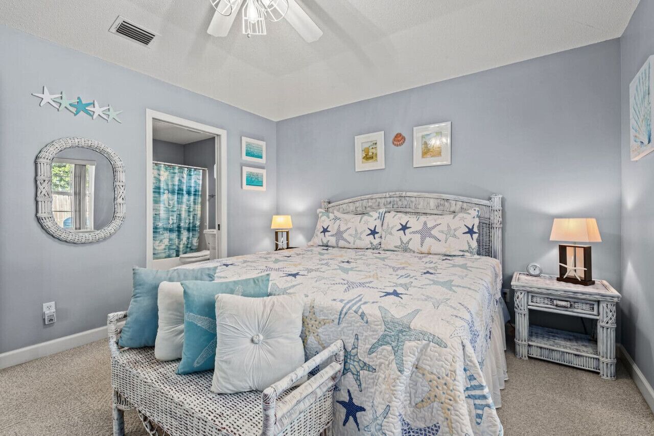 2 bedrooms, desk, WiFi