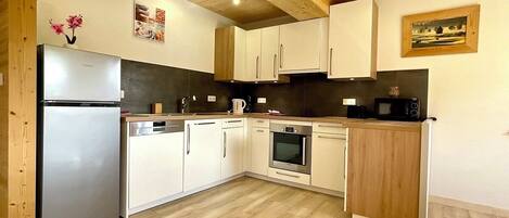 Réfrigérateur, four à micro-ondes, un four, surface de cuisson