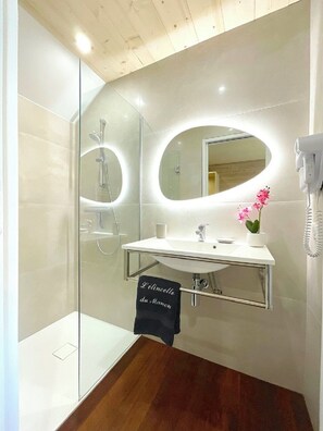Een douche, een haardroger, handdoeken