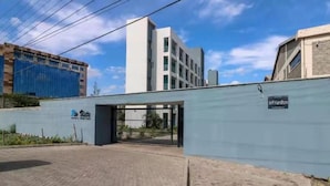 Una entrada protegida por un portón a un edificio con un letrero que dice 'Jeff Hamilton'.