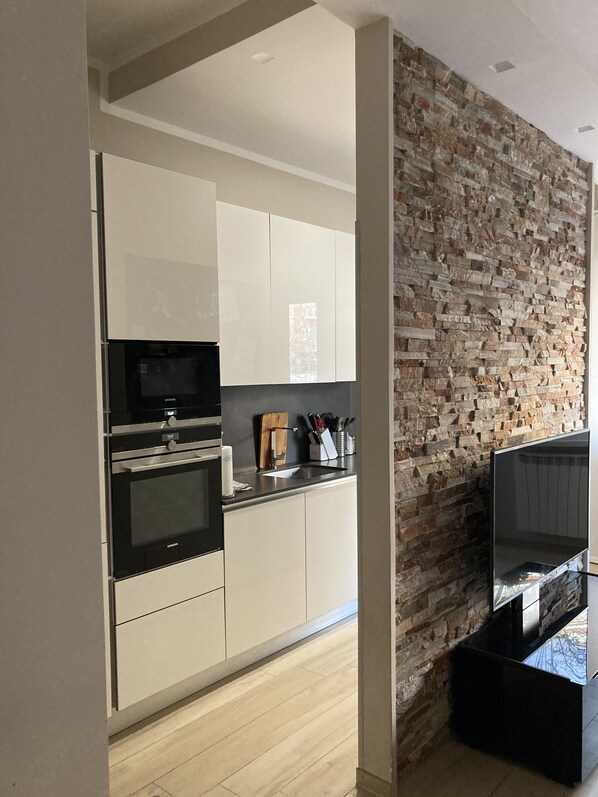 Mikrovågsugn, ugn, spishäll och diskmaskin