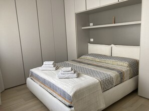 2 sovrum, skrivbord, strykjärn/strykbräda och resesäng