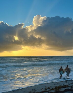 En la playa, camastros y toallas de playa 