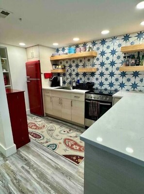 Refrigerador, microondas, horno y parrilla de estufa 