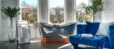 Een smart-tv en een open haard