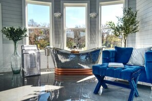 Smart TV, fireplace - Luxury Farm Bin Oasis. Exquisite. One of a kind. (Rocky Point)