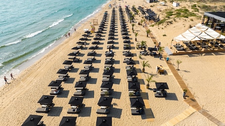 Una playa cerca, toallas de playa. Green Life Antares Sozopol