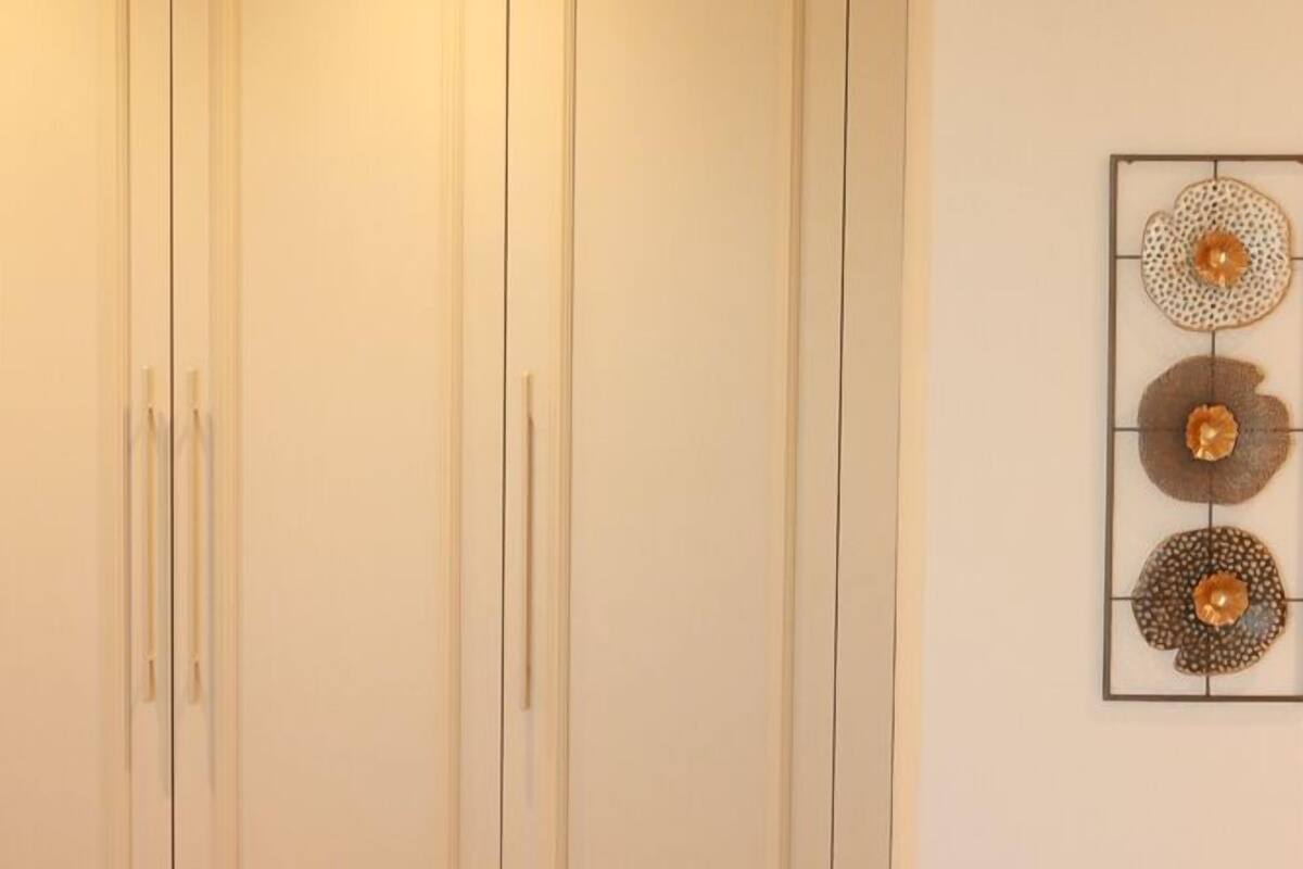 Una habitación con un armario grande y un adorno en la pared.