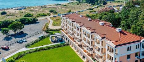 Vista frontal de la propiedad