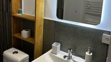 Dutxa, assecador de cabells, tovalloles i sabó