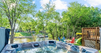 Lakefront!➟Kayaks, Fire Pit, Sparkling Clean Hot Tub