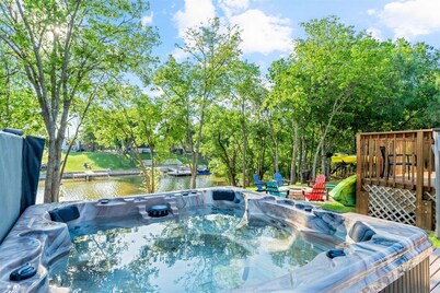 Lakefront!➟Kayaks, Fire Pit, Sparkling Clean Hot Tub