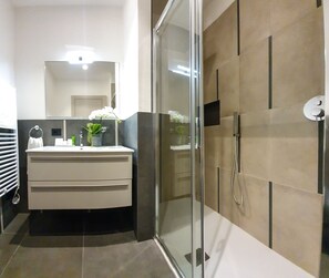 Kolmen hengen comfort-huone | Kylpyhuone | Suihku, sadesuihkupää, ilmaiset hygieniatuotteet, hiustenkuivaaja