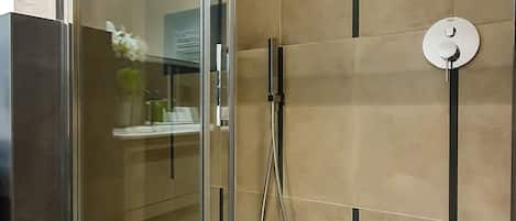 Family Quadruple Room | Bathroom | Shower, rainfall showerhead, free toiletries, hair dryer