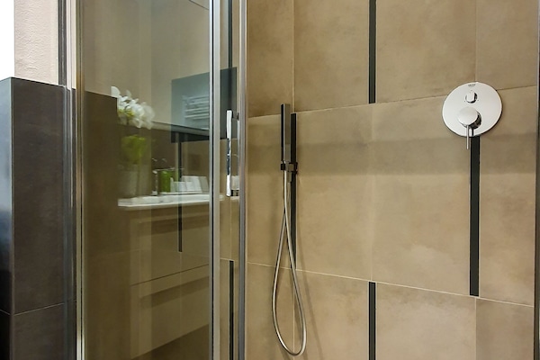 Family Quadruple Room | Bathroom | Shower, rainfall showerhead, free toiletries, hair dryer
