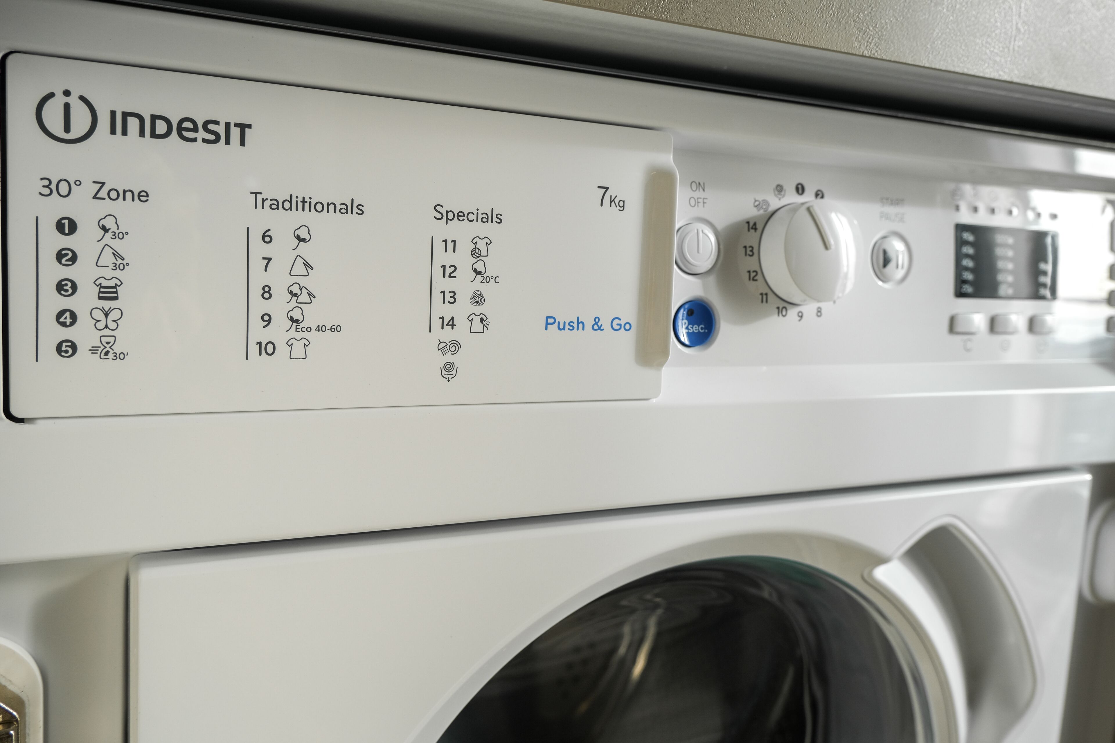 Bedieningspaneel van een wasmachine met diverse instellingen en een 30° Zone optie.