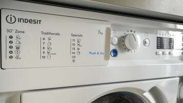Bedieningspaneel van een wasmachine met diverse instellingen en een 30° Zone optie.