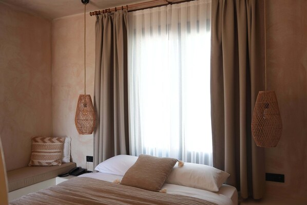 A bedroom with a bed, a bedside table, a lamp, and a window with curtains. - Noi Hotel Bodrum (Bodrum)